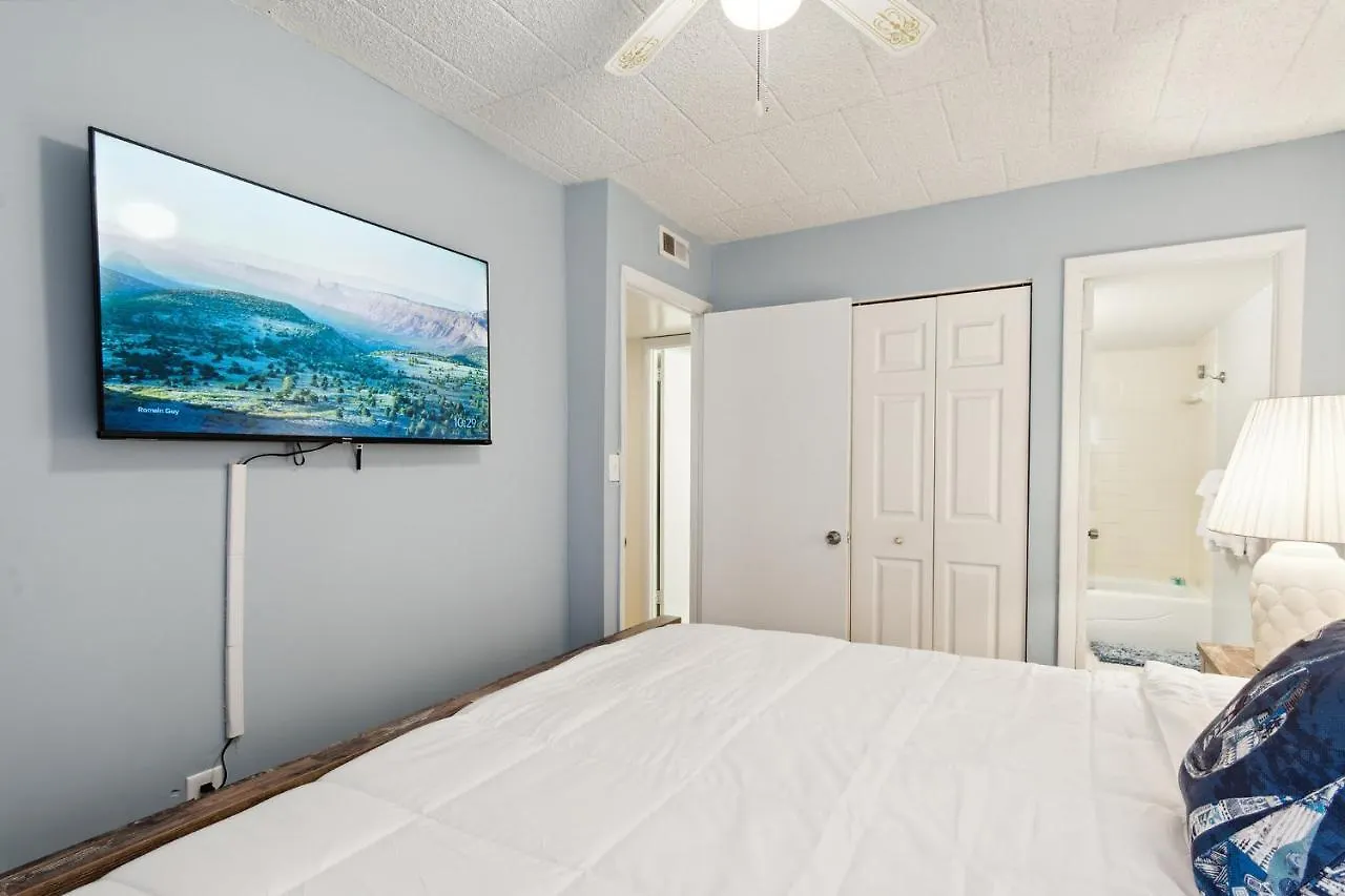 Apartment Fun & Comfy Beachside Getaway ~ King Bed ~ Balcony