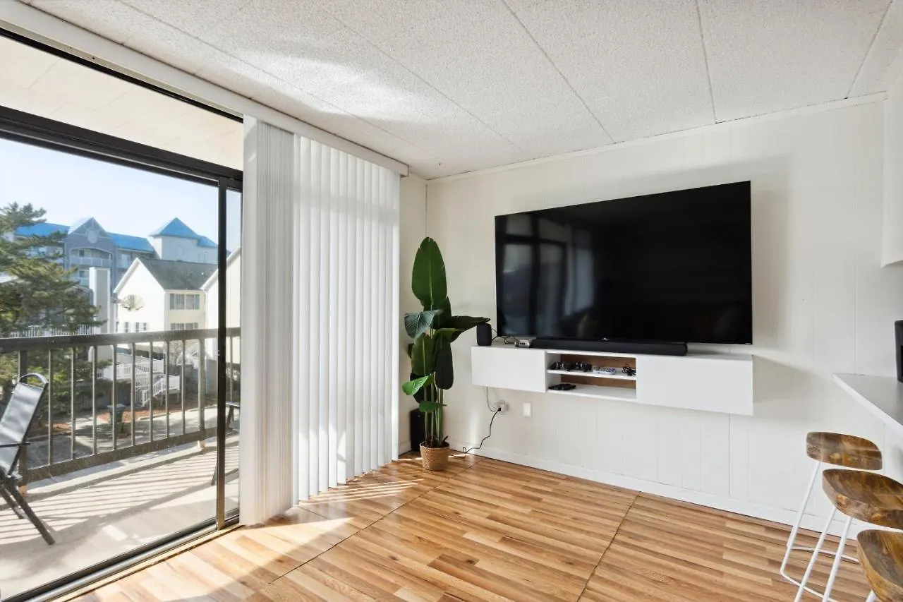 Apartment Fun & Comfy Beachside Getaway ~ King Bed ~ Balcony Ocean City