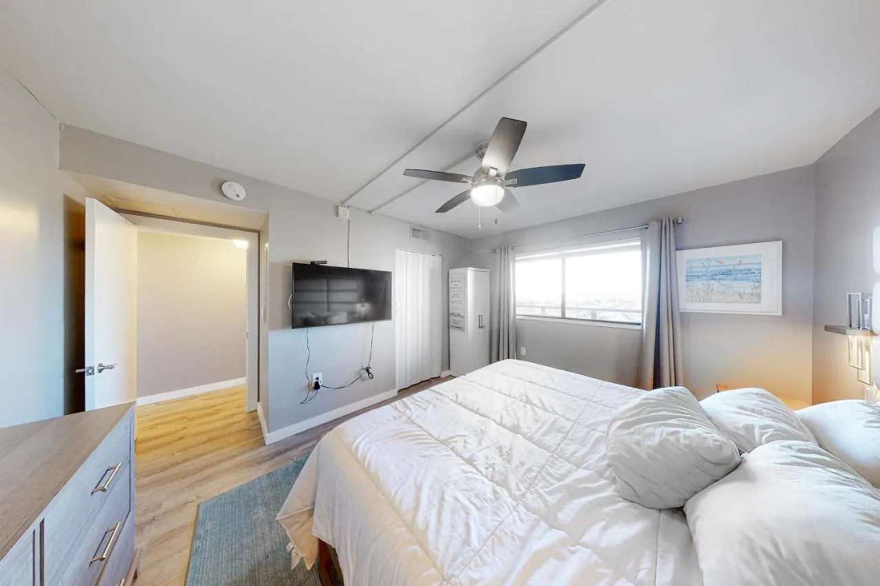 Golden Sands 606 Apartment