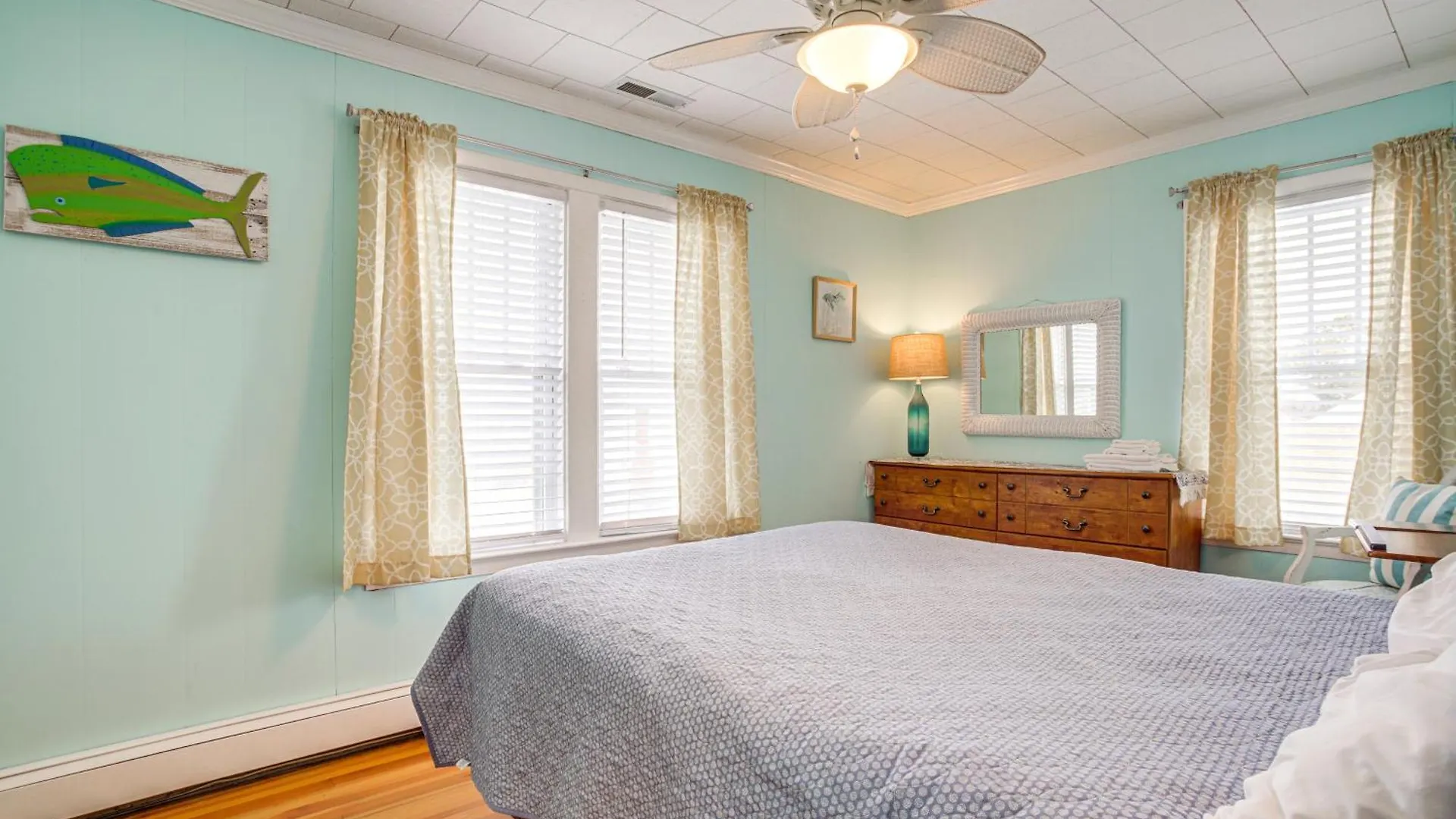Ocean Escape With Cozy Porch Walk To Boardwalk Holiday home *