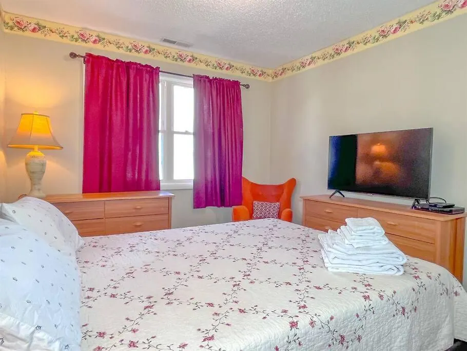 Holiday home Ocean Views And Just Steps To The Beach! *