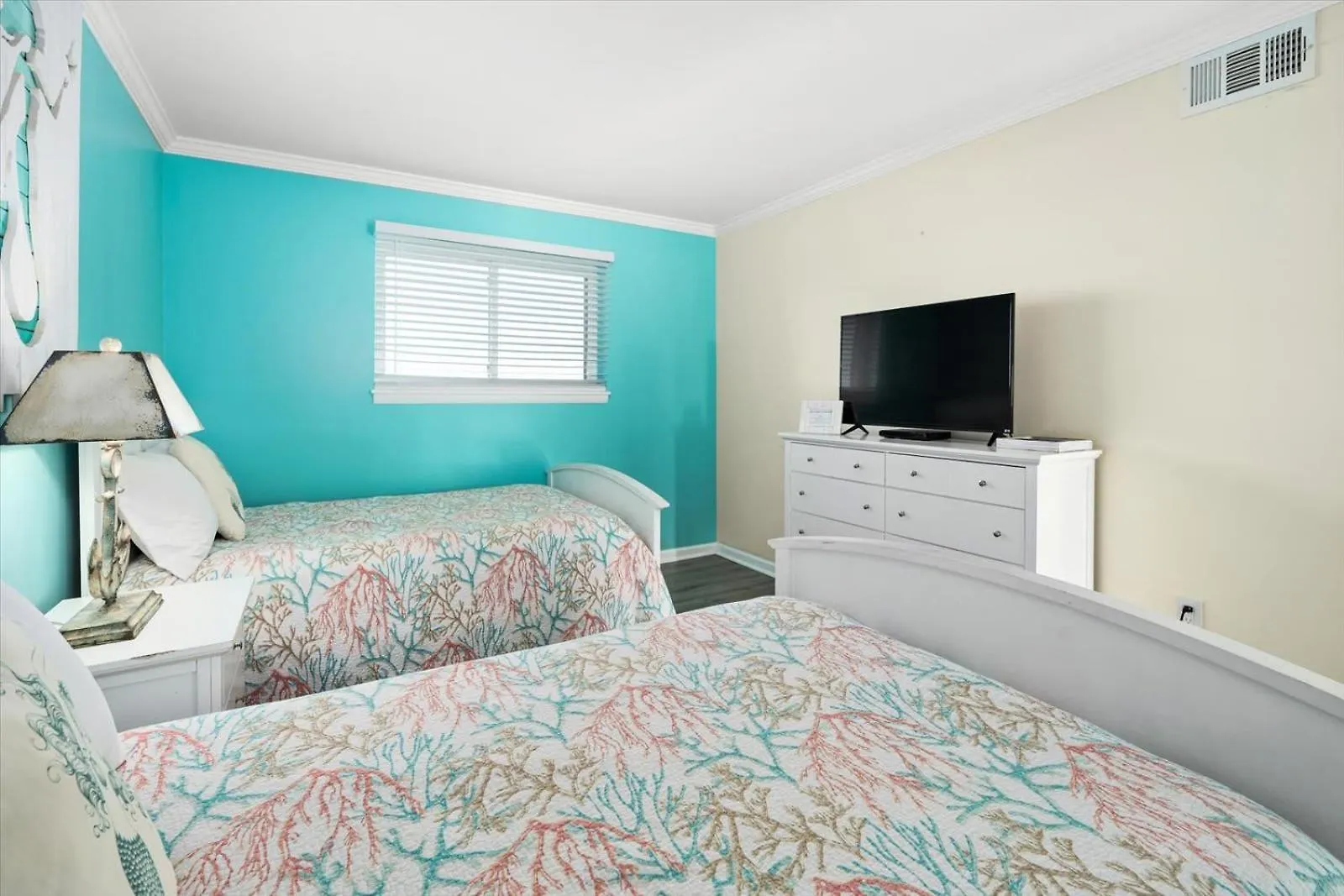 Oceanfront 2 Bedroom Modern Beach W Pool Holiday home *