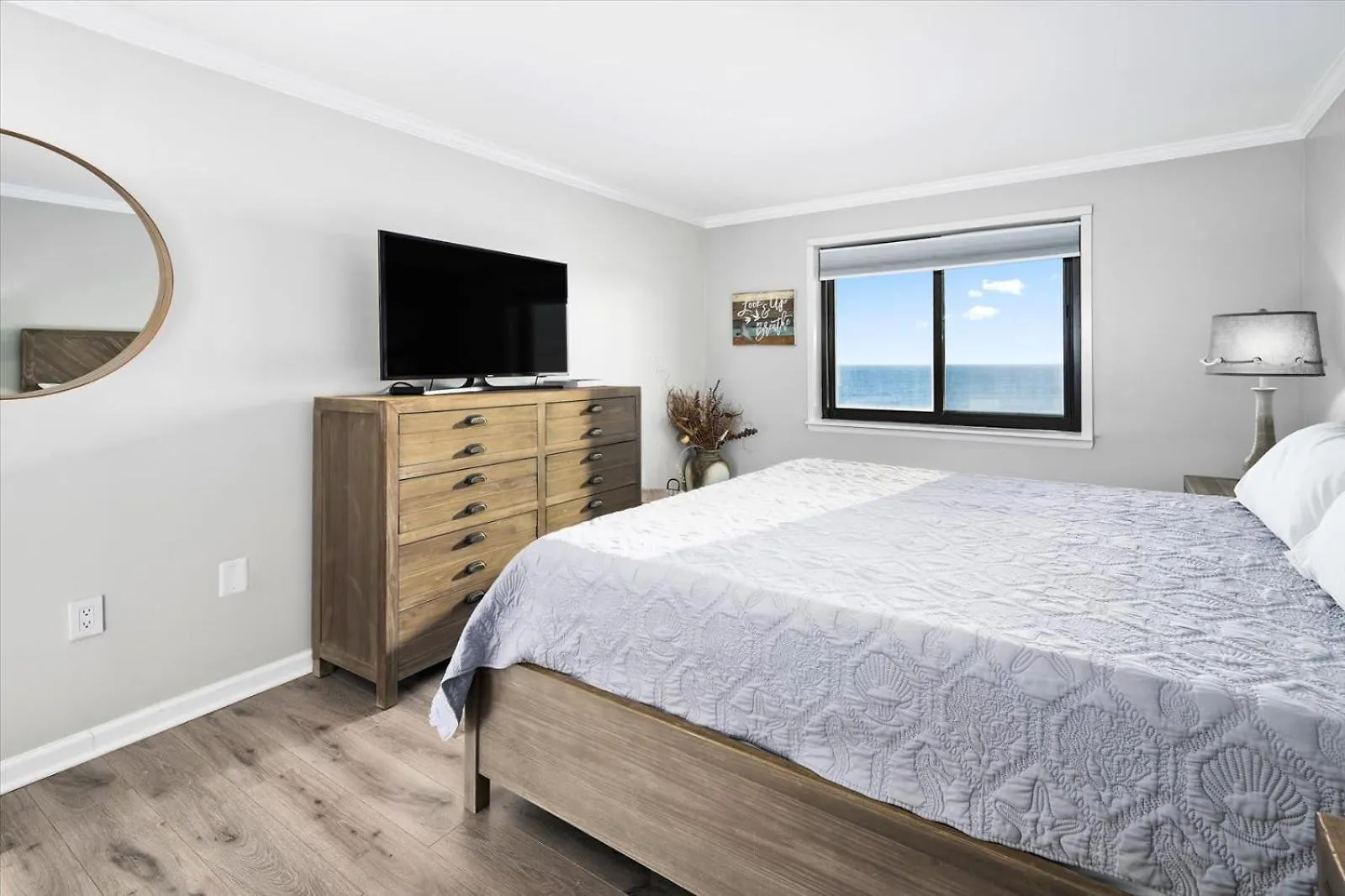 Oceanfront 2 Bedroom Modern Beach W Pool Holiday home *