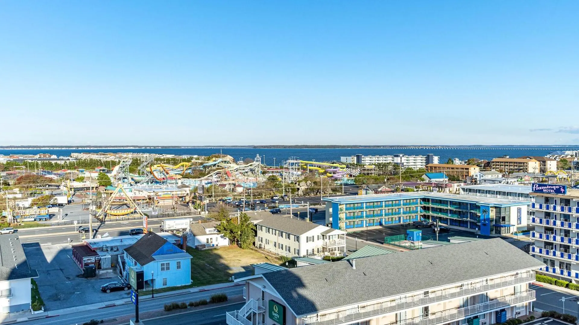 Oceanfront 2 Bedroom Modern Beach W Pool Holiday home *