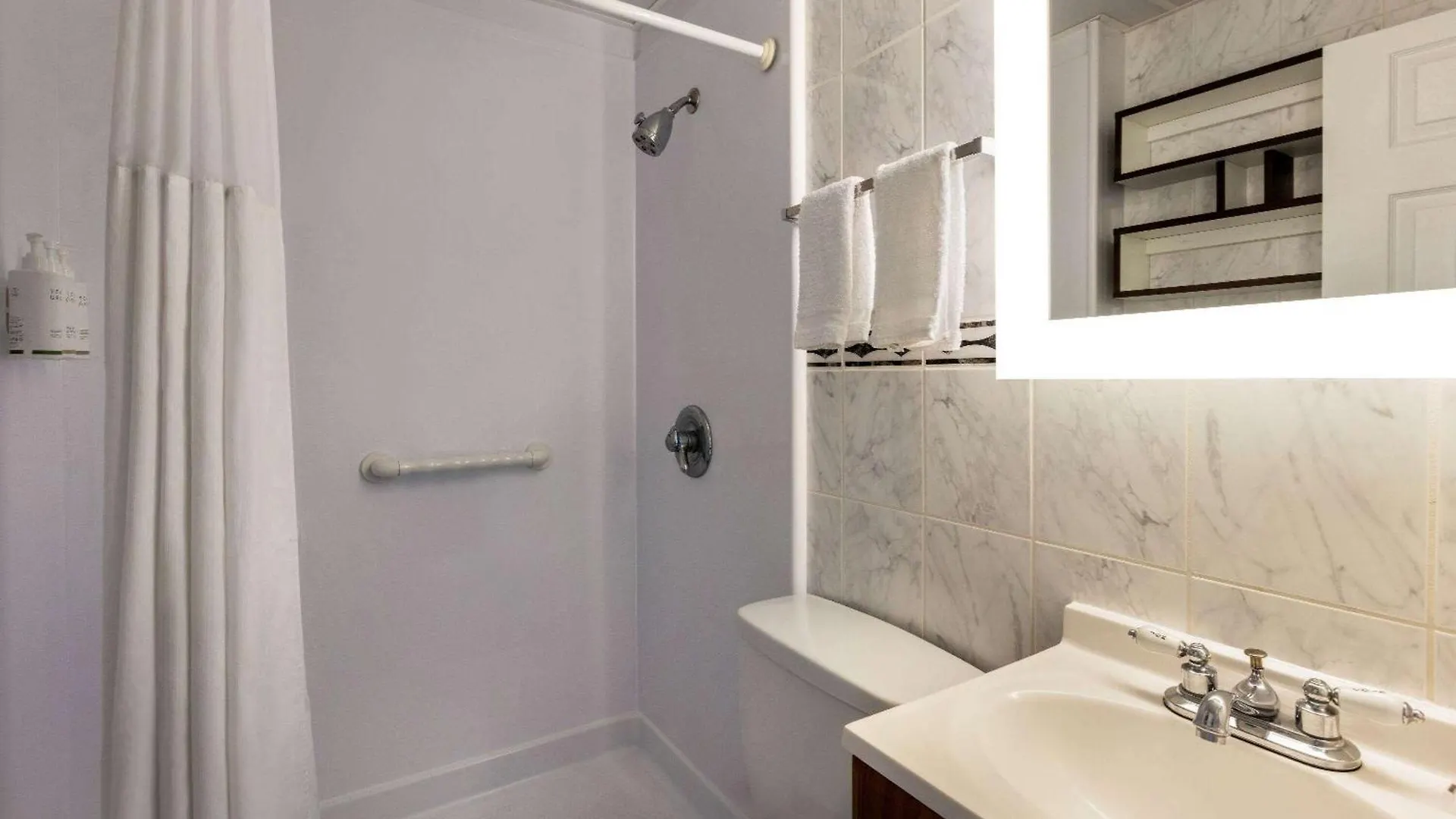 Hotel Howard Johnson By Wyndham Ocean Oceanfront 2*