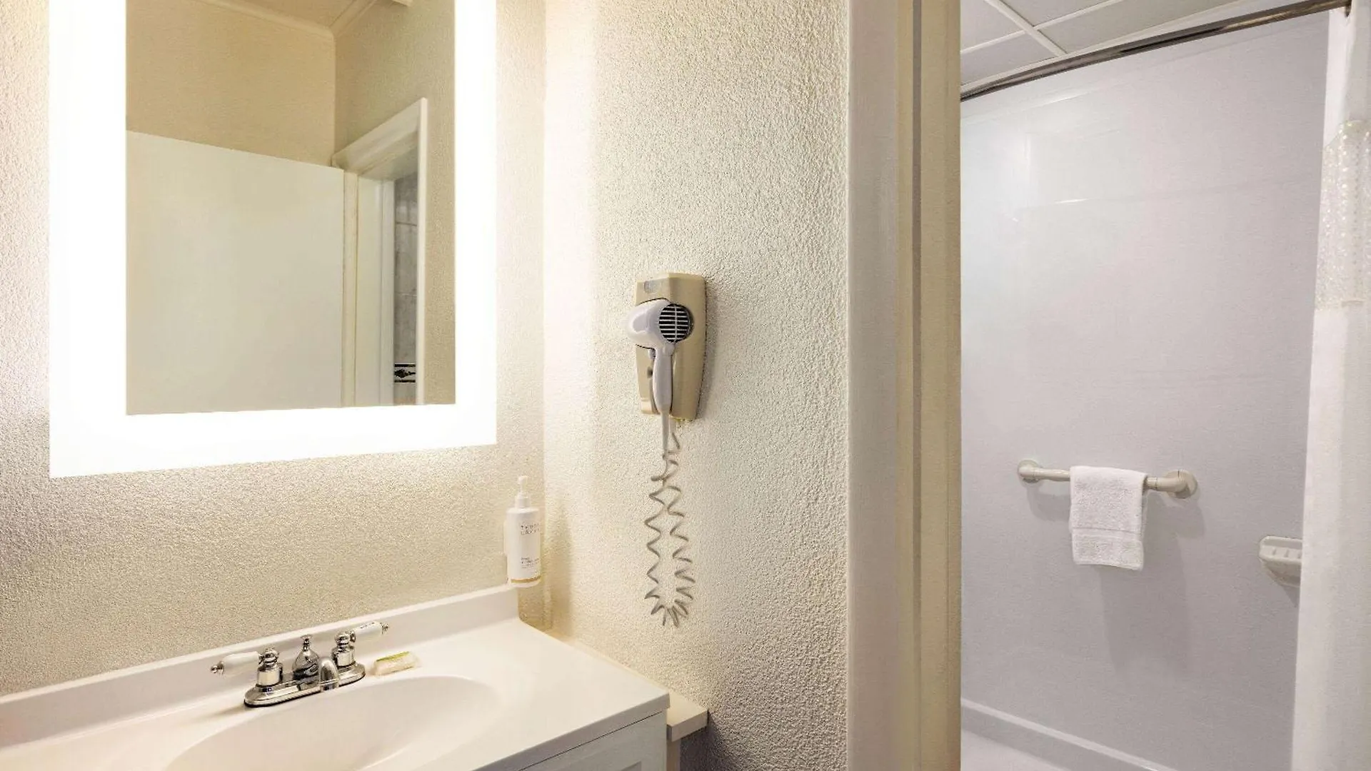Howard Johnson By Wyndham Ocean Oceanfront