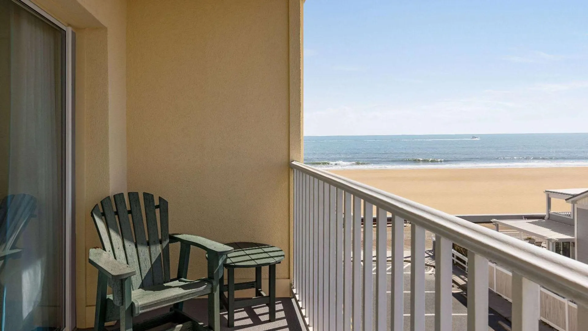 Howard Johnson By Wyndham Ocean Oceanfront