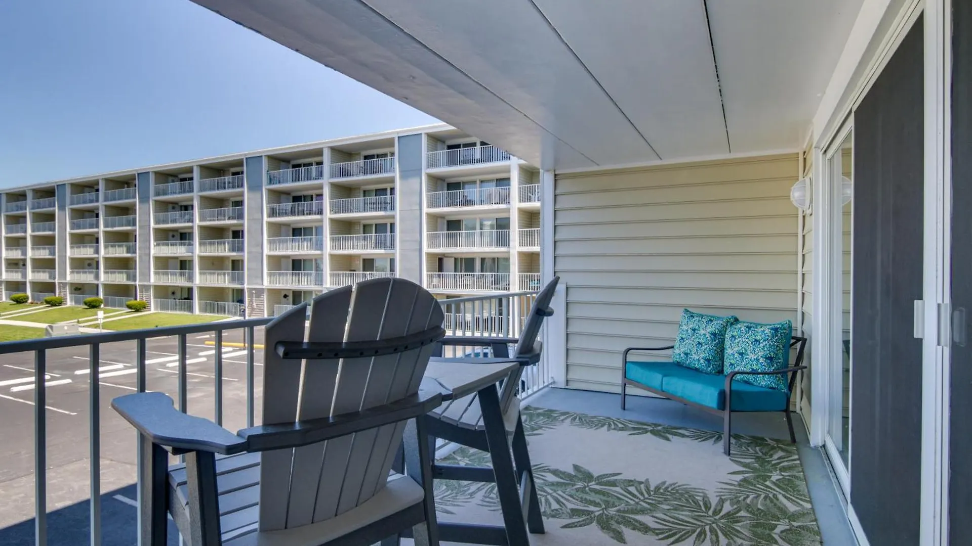 Apartment Family With Pool Walk To Ocean Beach!