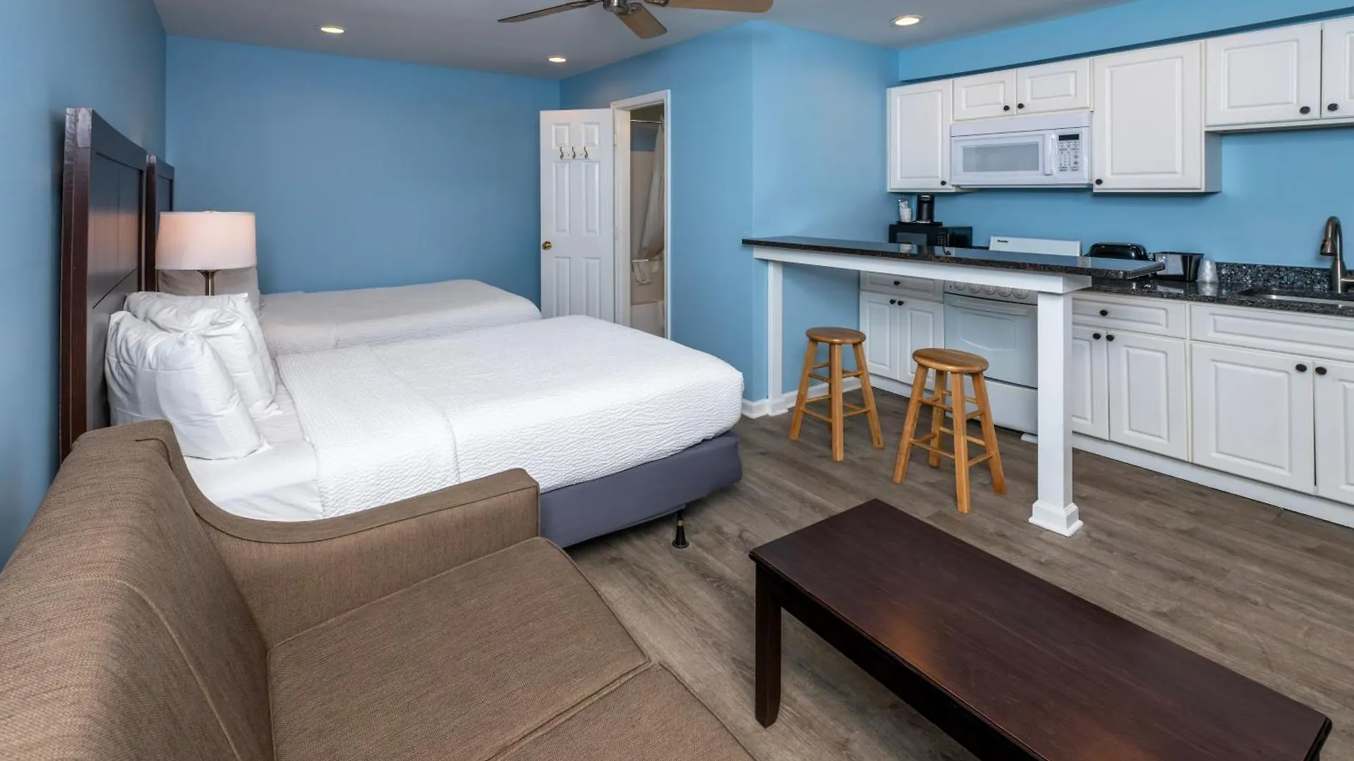 Commander Beach House Hotel 2*
