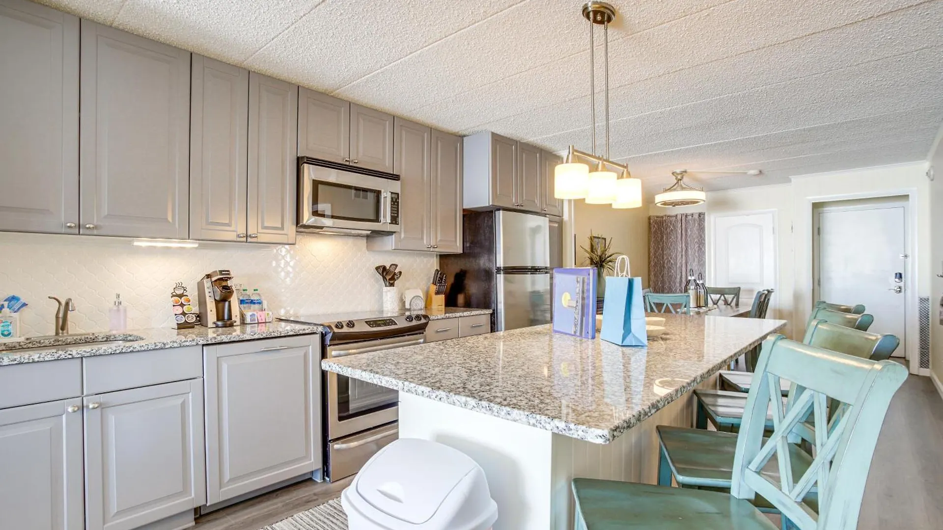 Apartment Ocean With Heated Pool And Beachfront View! *
