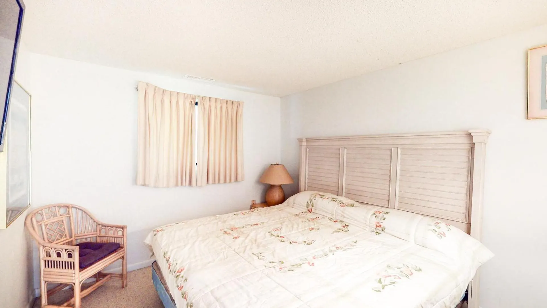 Sandy Square Apartment *