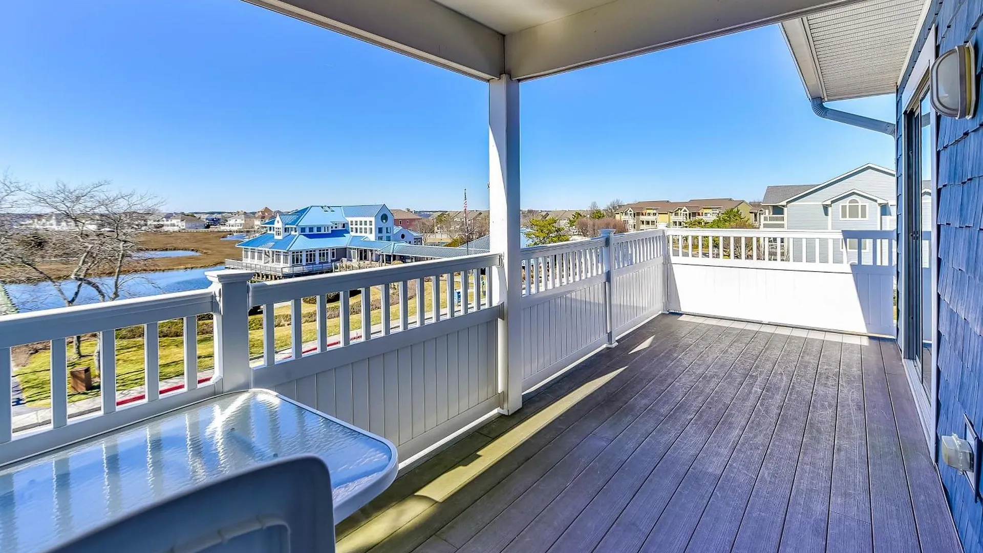Harbour Club Apartment *