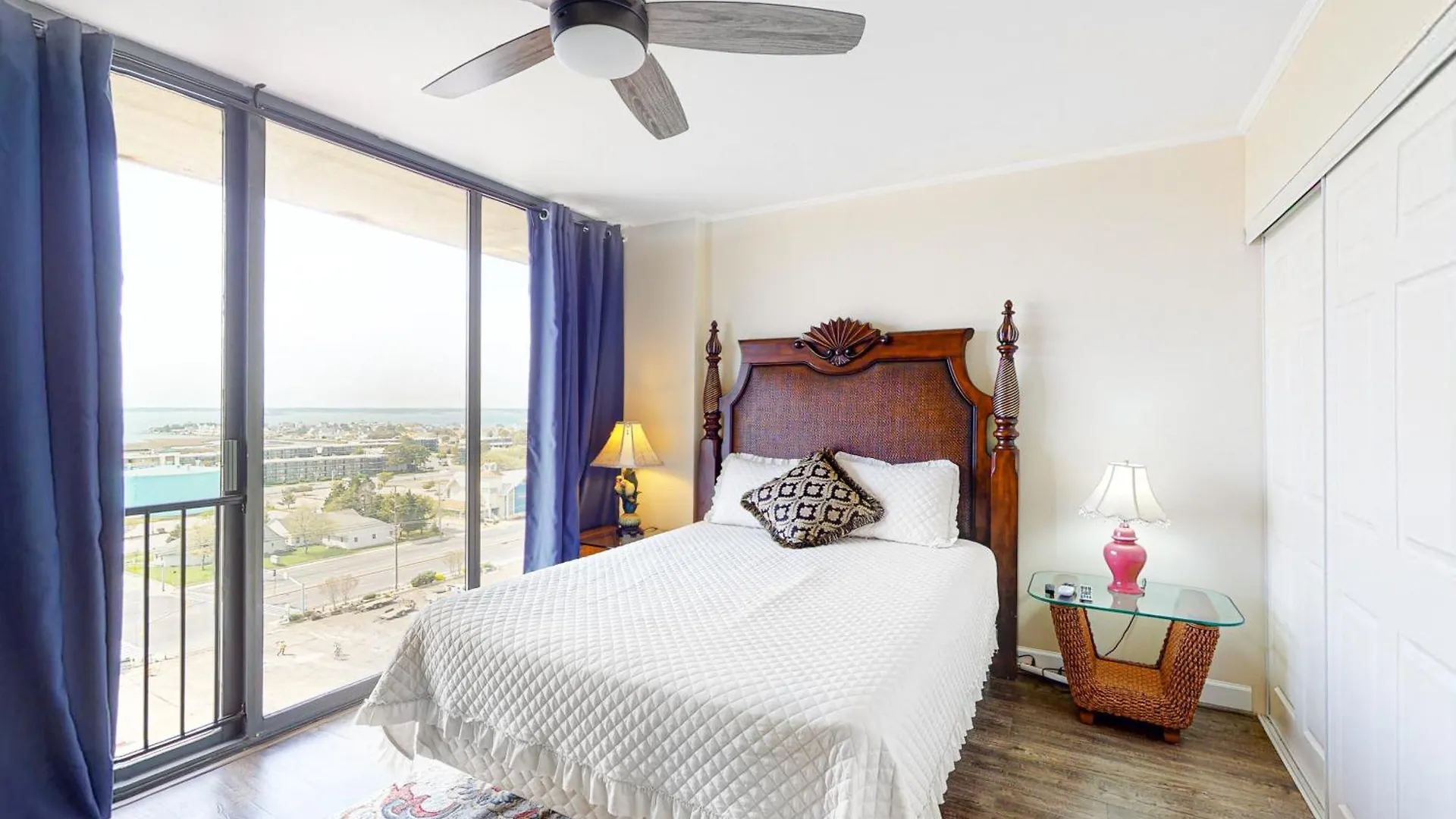 Century I 1007 Apartment