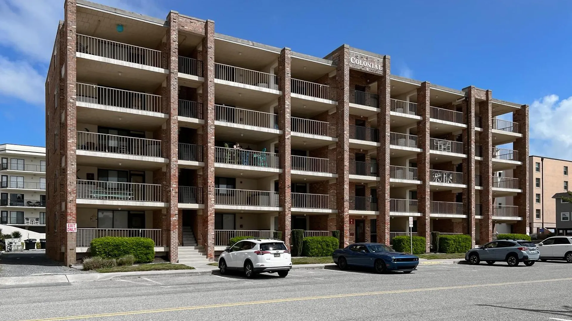 Colonial 305 *