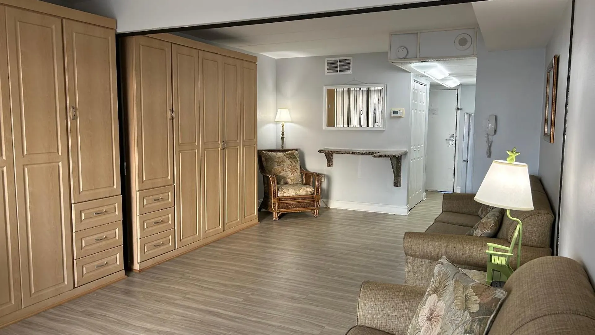 504 Direct Oceanfront With Balcony, White Marlin Open, Pool-parking-gym-kitchenette Apartment