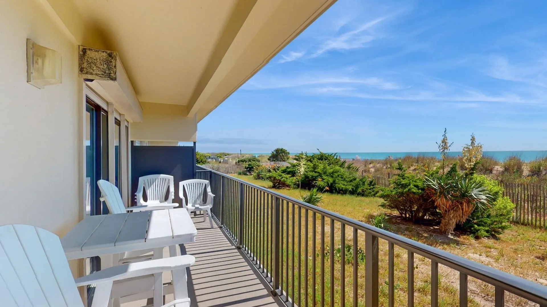 Sandy Square Apartment