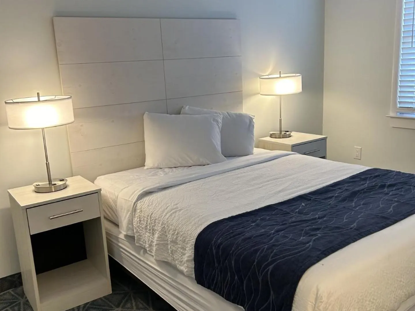 The Admiral Hotel/motel מוטל
