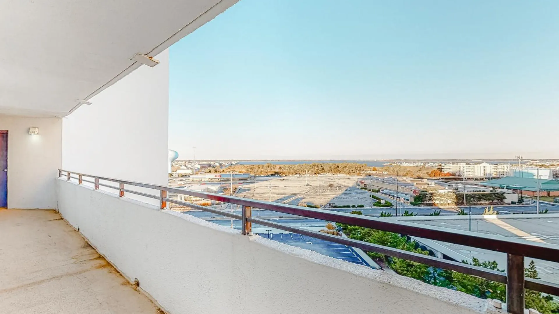 Pyramid Apartment *