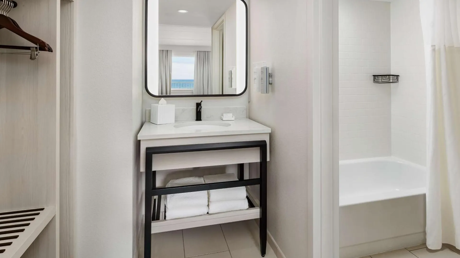 מלון Hilton Garden Ocean Oceanfront 3*