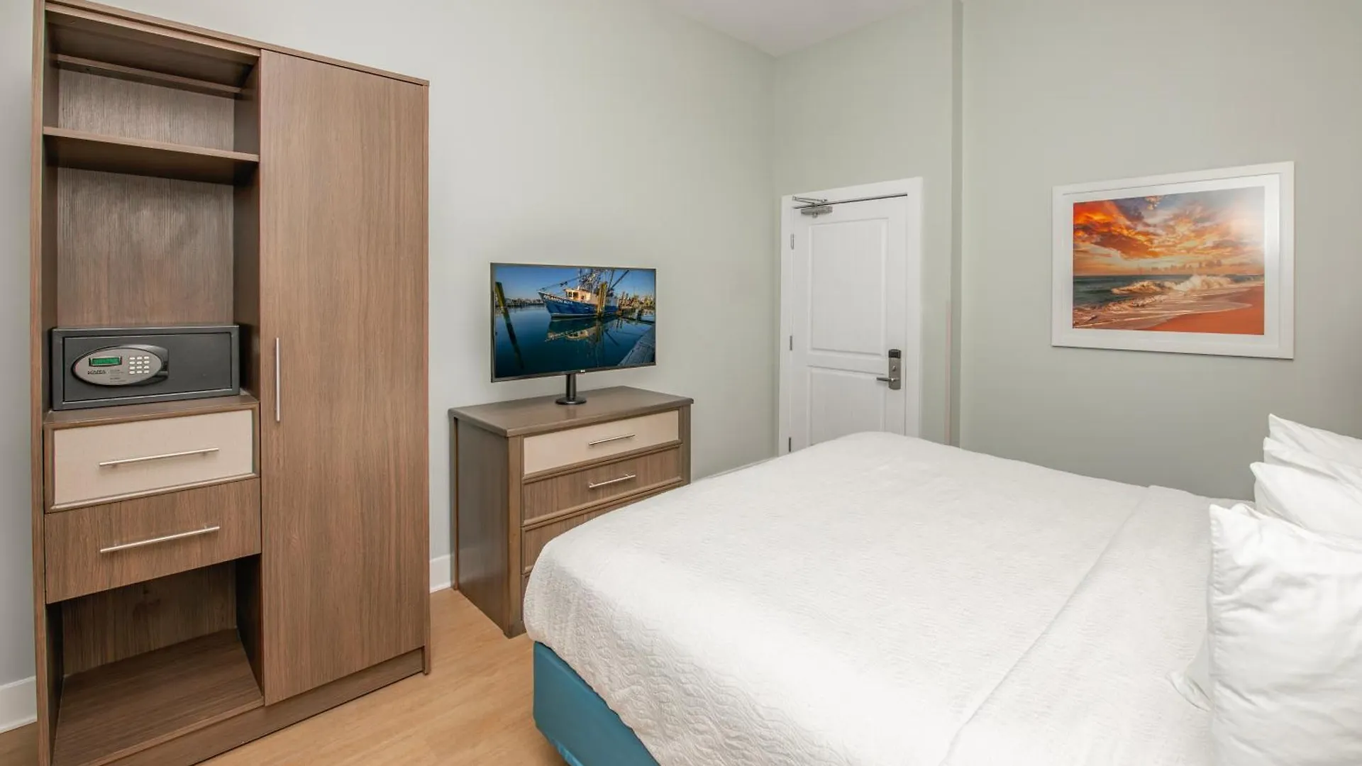 Hotel Commander & Ocean City