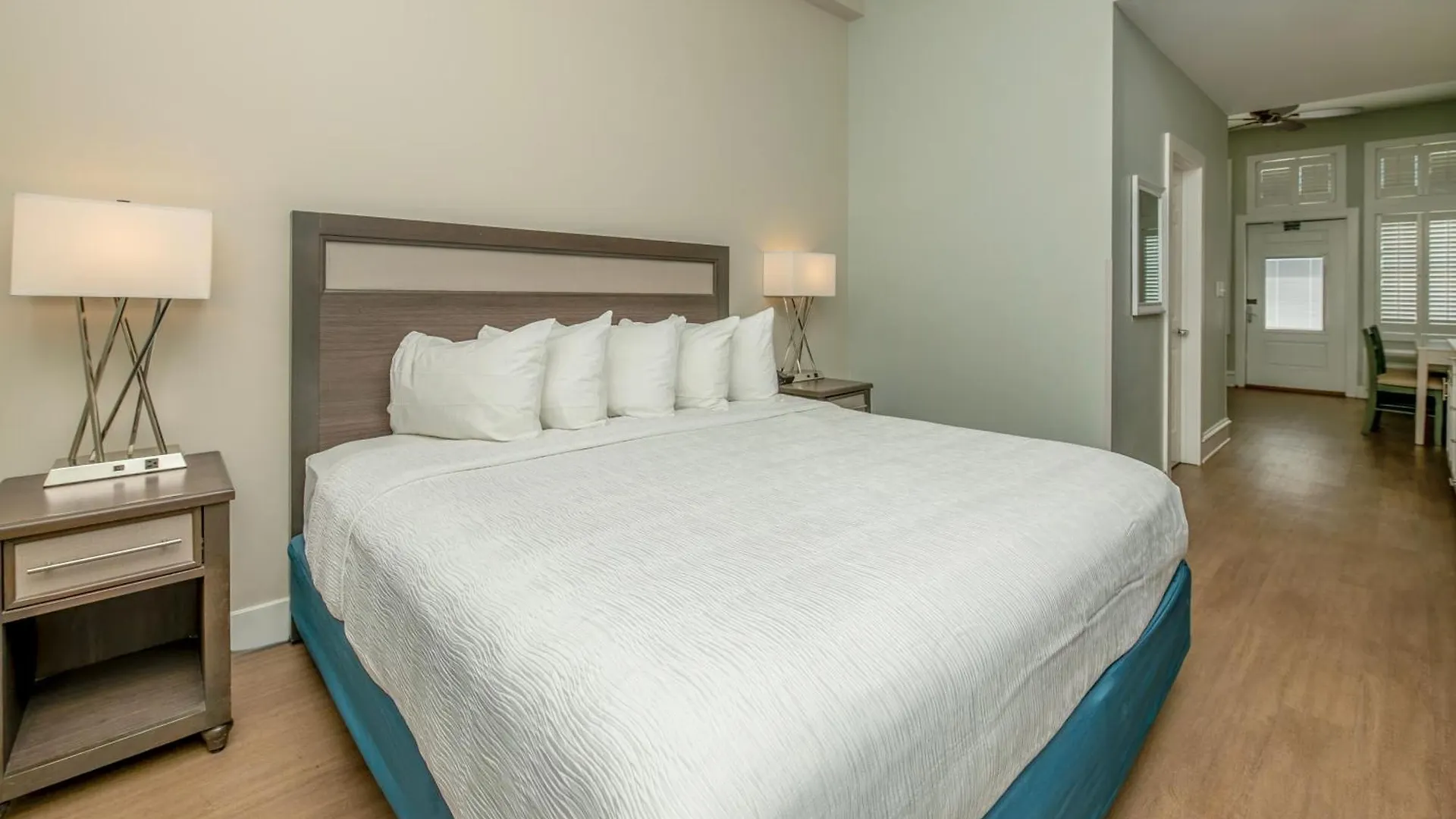 Commander & Hotel 3*