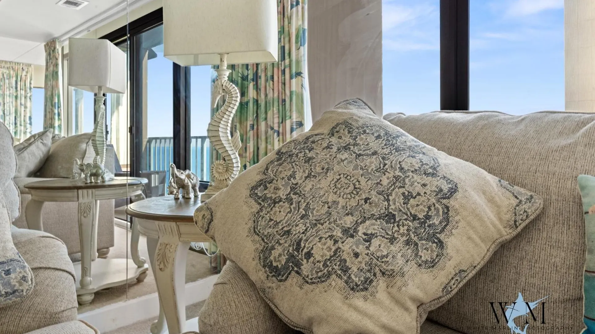 Apartment Ocean Front 2 Bedroom At The Capri W Indoor And Outdoor Pool, Tennis Courts, Gym And More! *