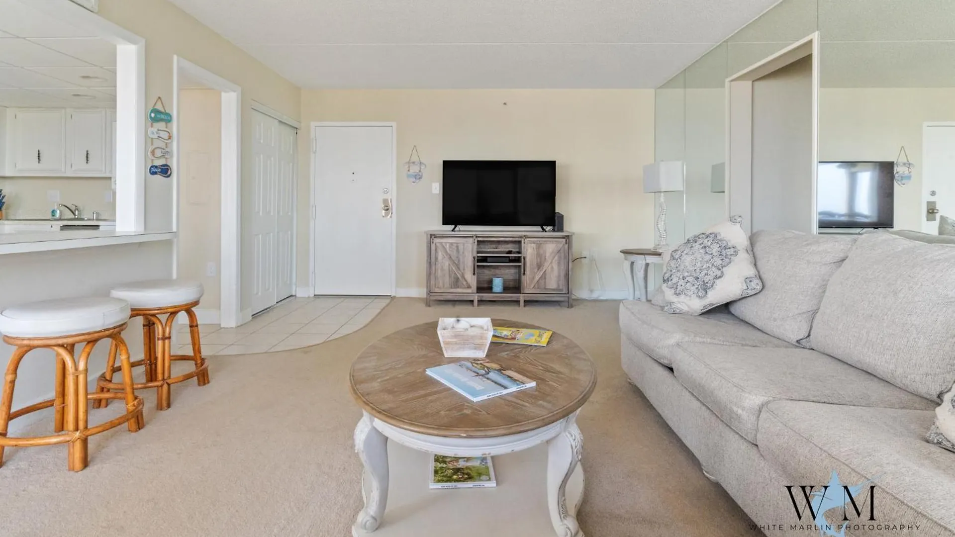 Apartment Ocean Front 2 Bedroom At The Capri W Indoor And Outdoor Pool, Tennis Courts, Gym And More! *