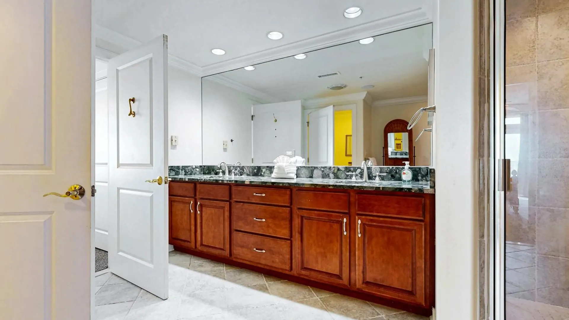 Sharkfin 401 Apartment *