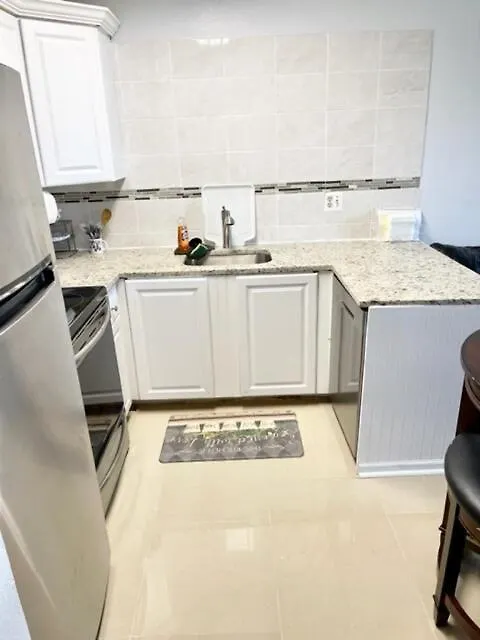 300 Robin Dr Walking Distance To Apartment *
