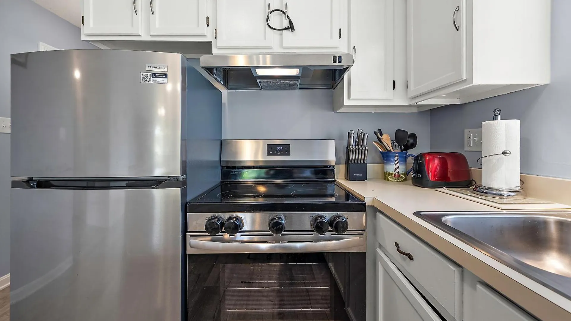 Apartment Family Friendly 2br With Large Balcony, Partial Ocean Views