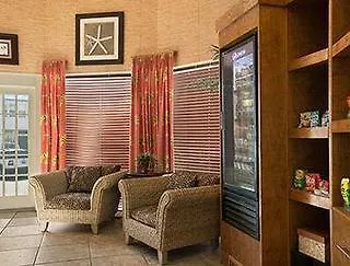 Howard Johnson Plaza By Wyndham Ocean Oceanfront מלון