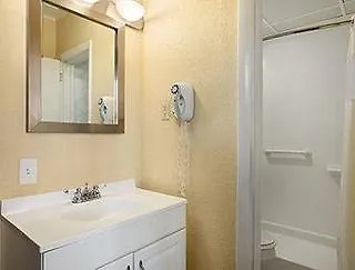 Howard Johnson Plaza By Wyndham Ocean Oceanfront 3*