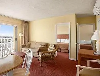 Howard Johnson Plaza By Wyndham Ocean Oceanfront מלון