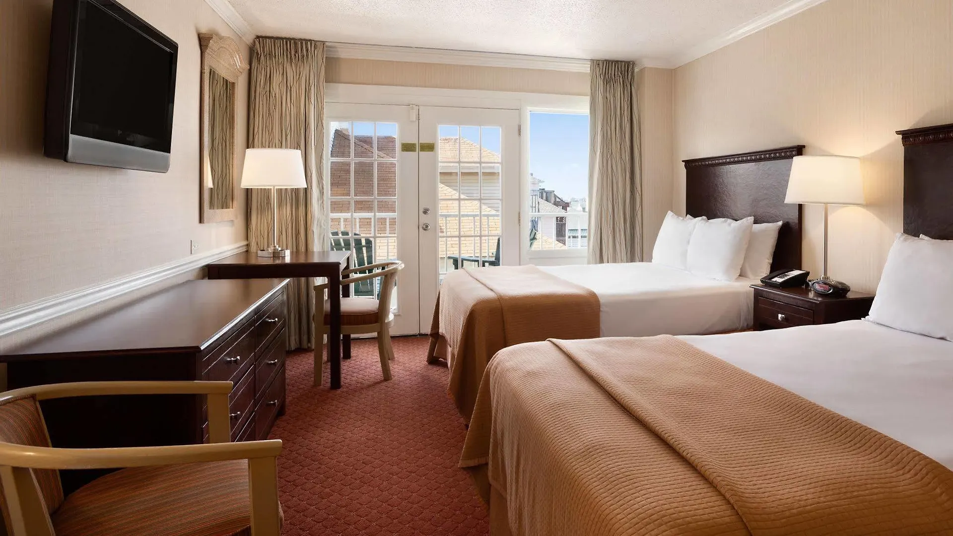 מלון Howard Johnson Plaza By Wyndham Ocean Oceanfront 3*