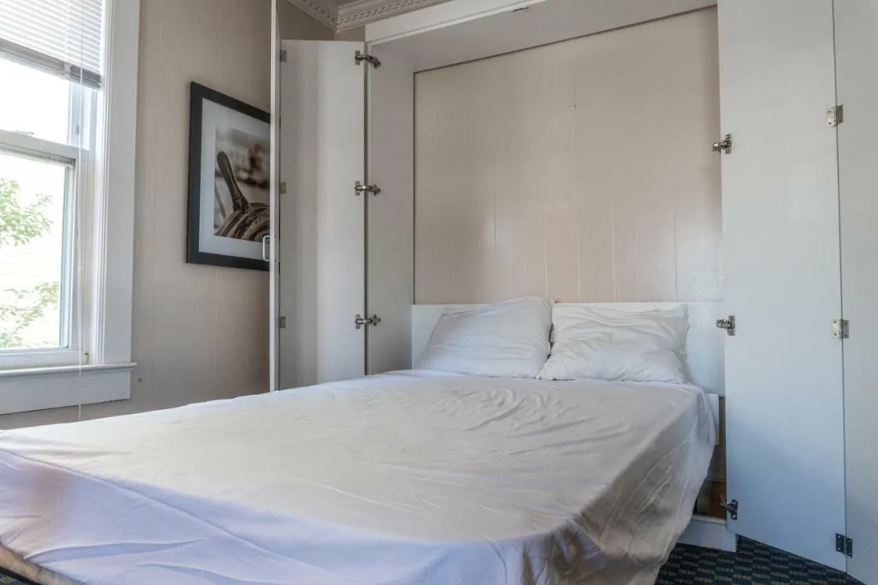 The Admiral Hotel/motel מוטל 2*