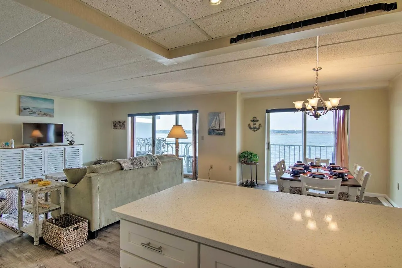 Bayfront Ocean Pool And Boardwalk Access Apartment