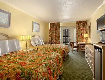 מלון Howard Johnson Plaza By Wyndham Ocean Oceanfront 3*