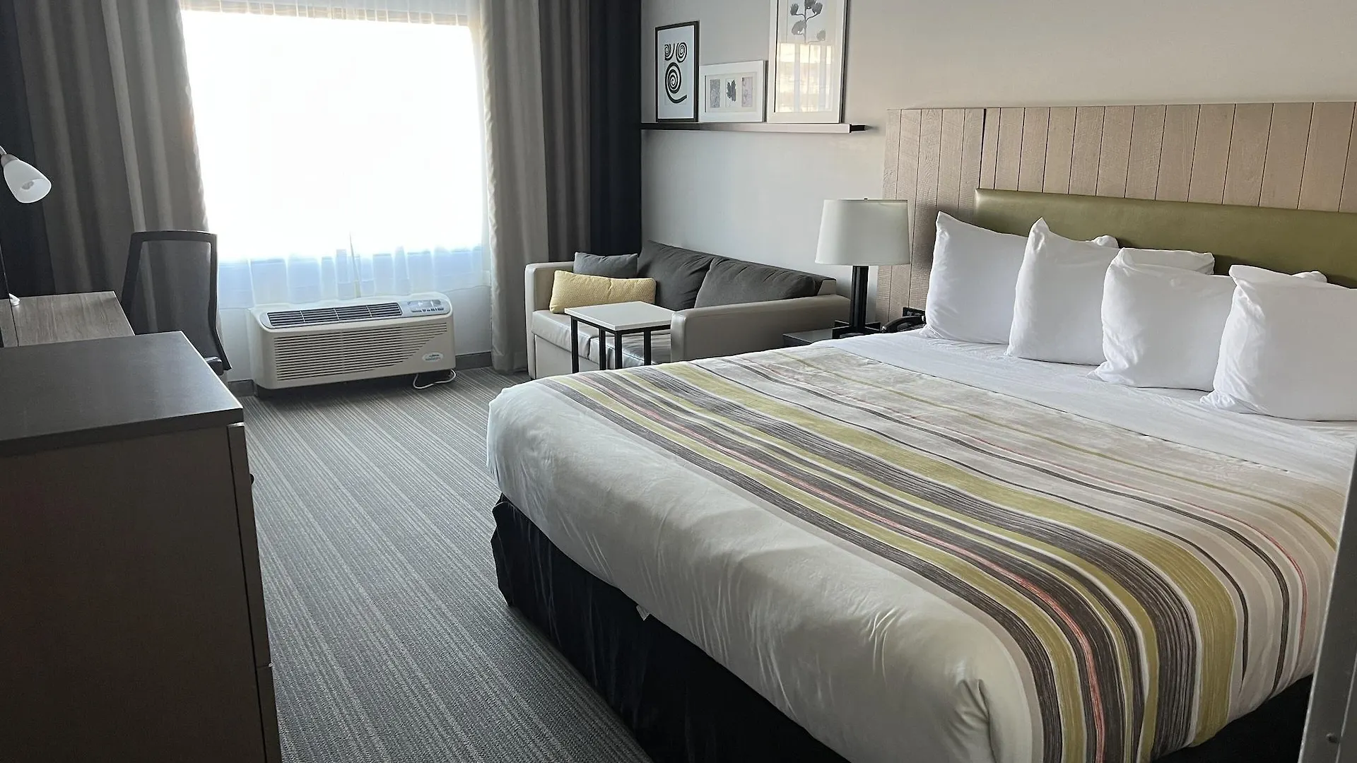 Country & By Radisson Ocean Otel