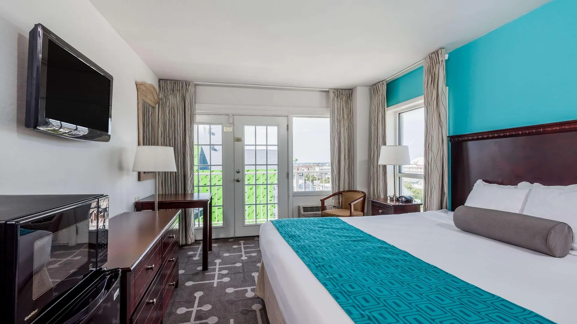 Howard Johnson Plaza By Wyndham Ocean Oceanfront Hotel