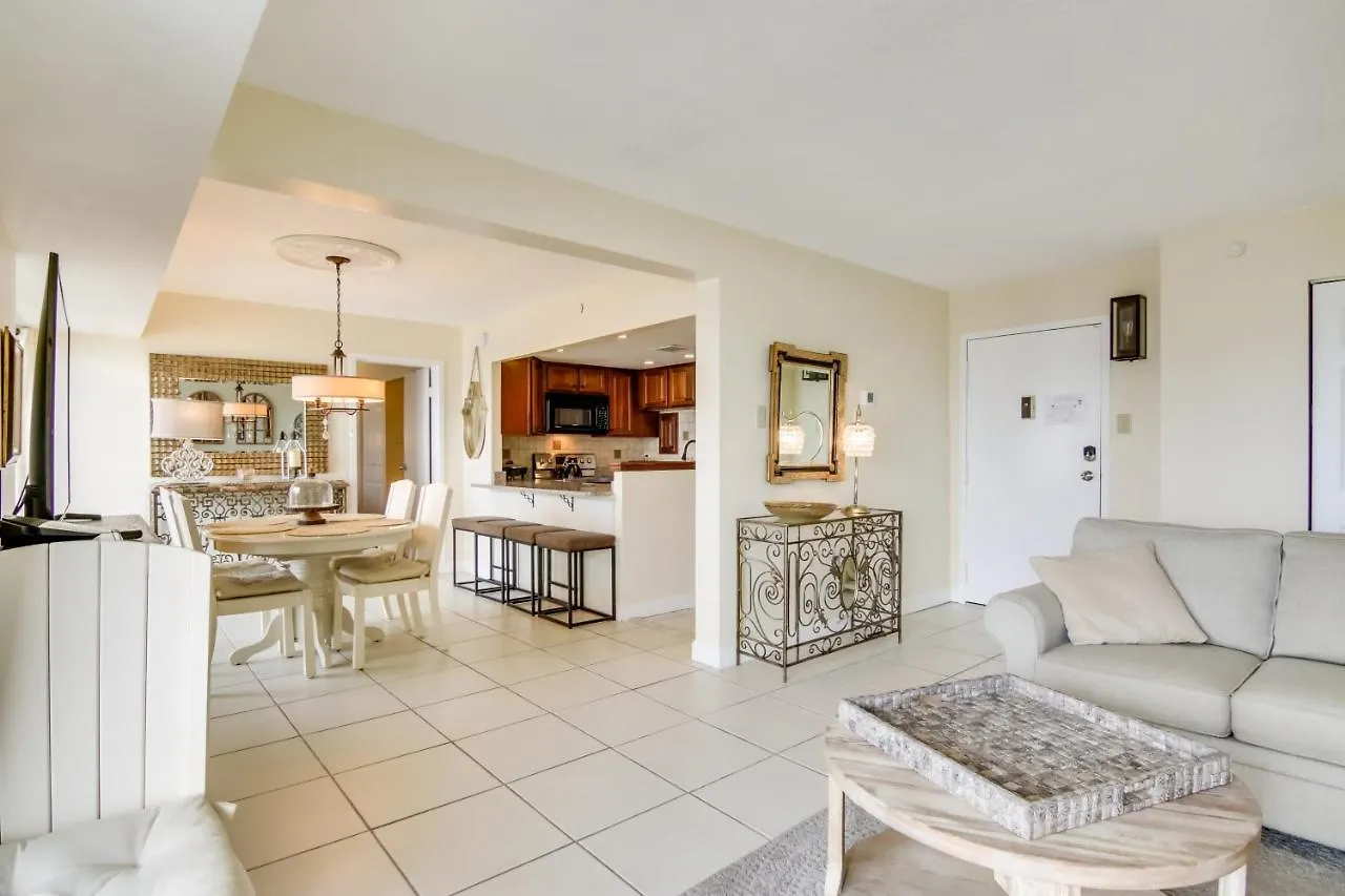 Apartment Beachfront With Pool And Views!