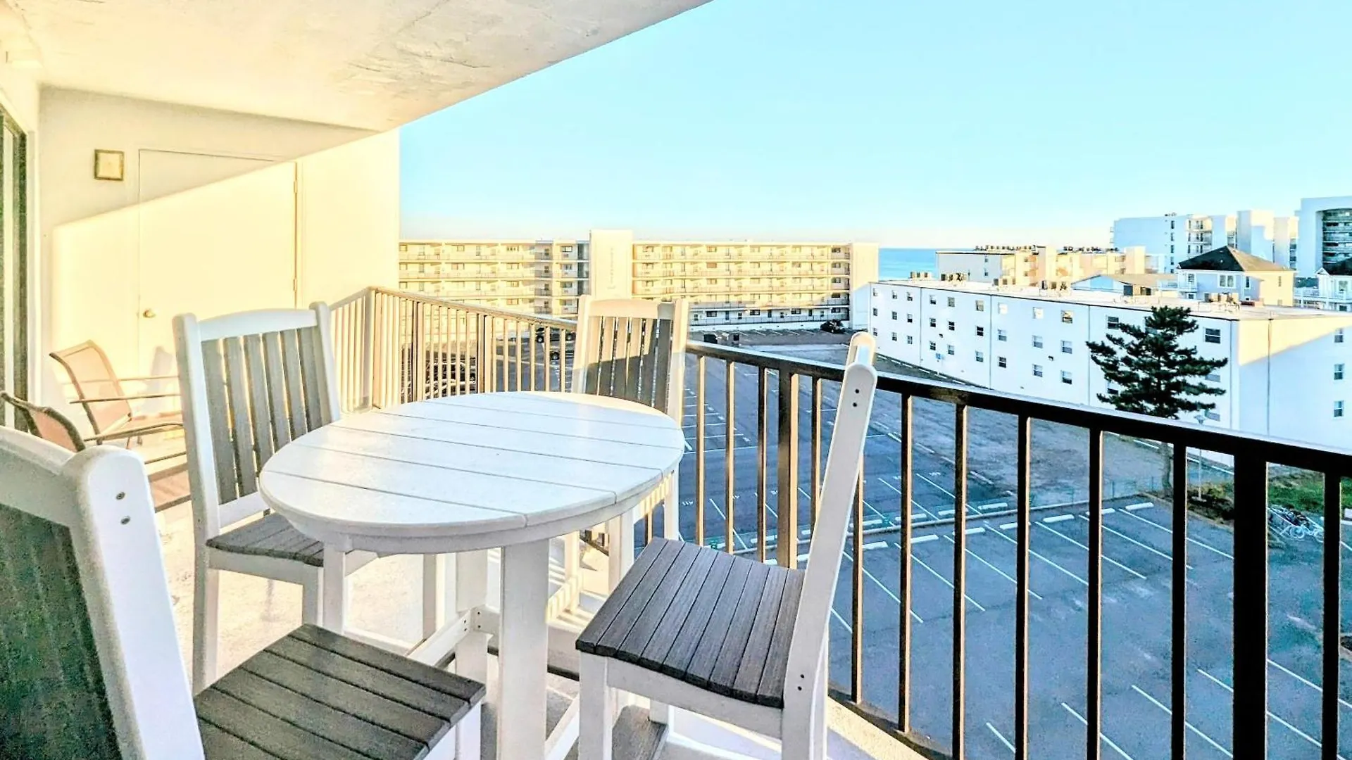 Bluewater East 603 N Apartman