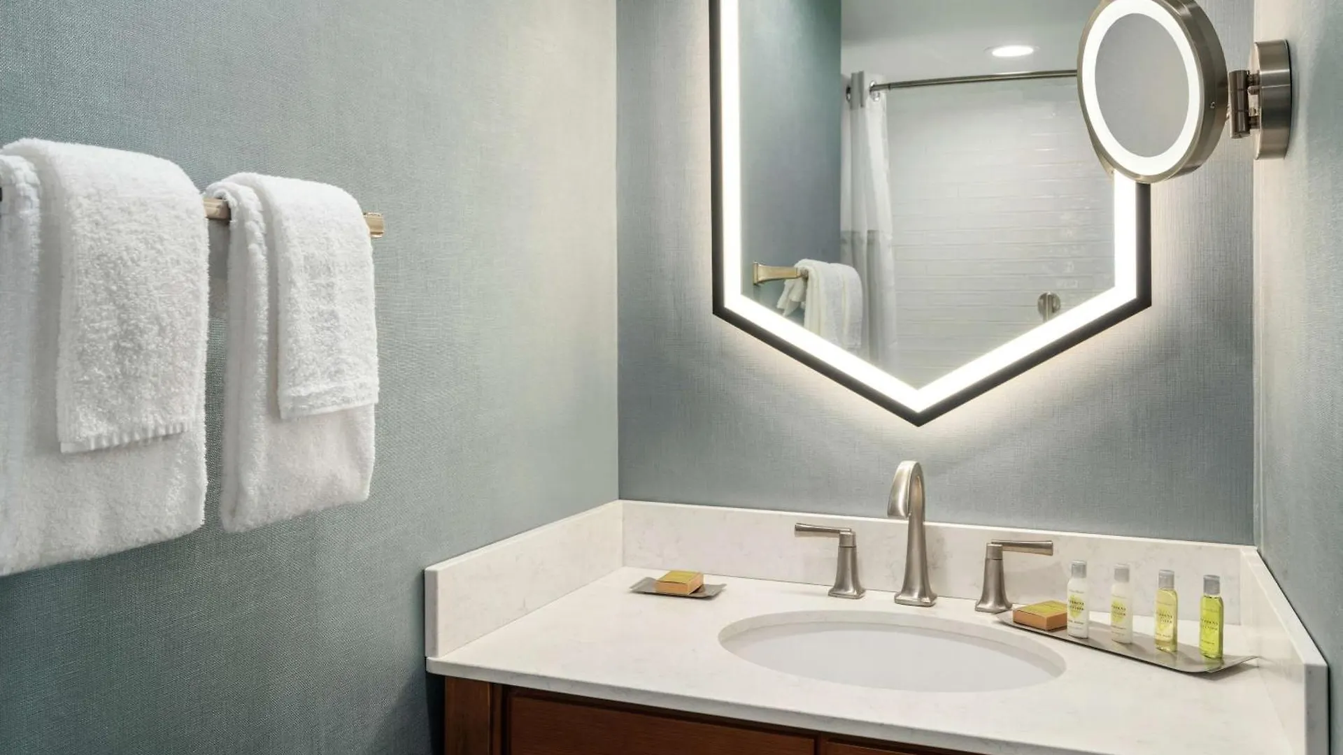 Doubletree By Hilton Ocean Oceanfront 4*
