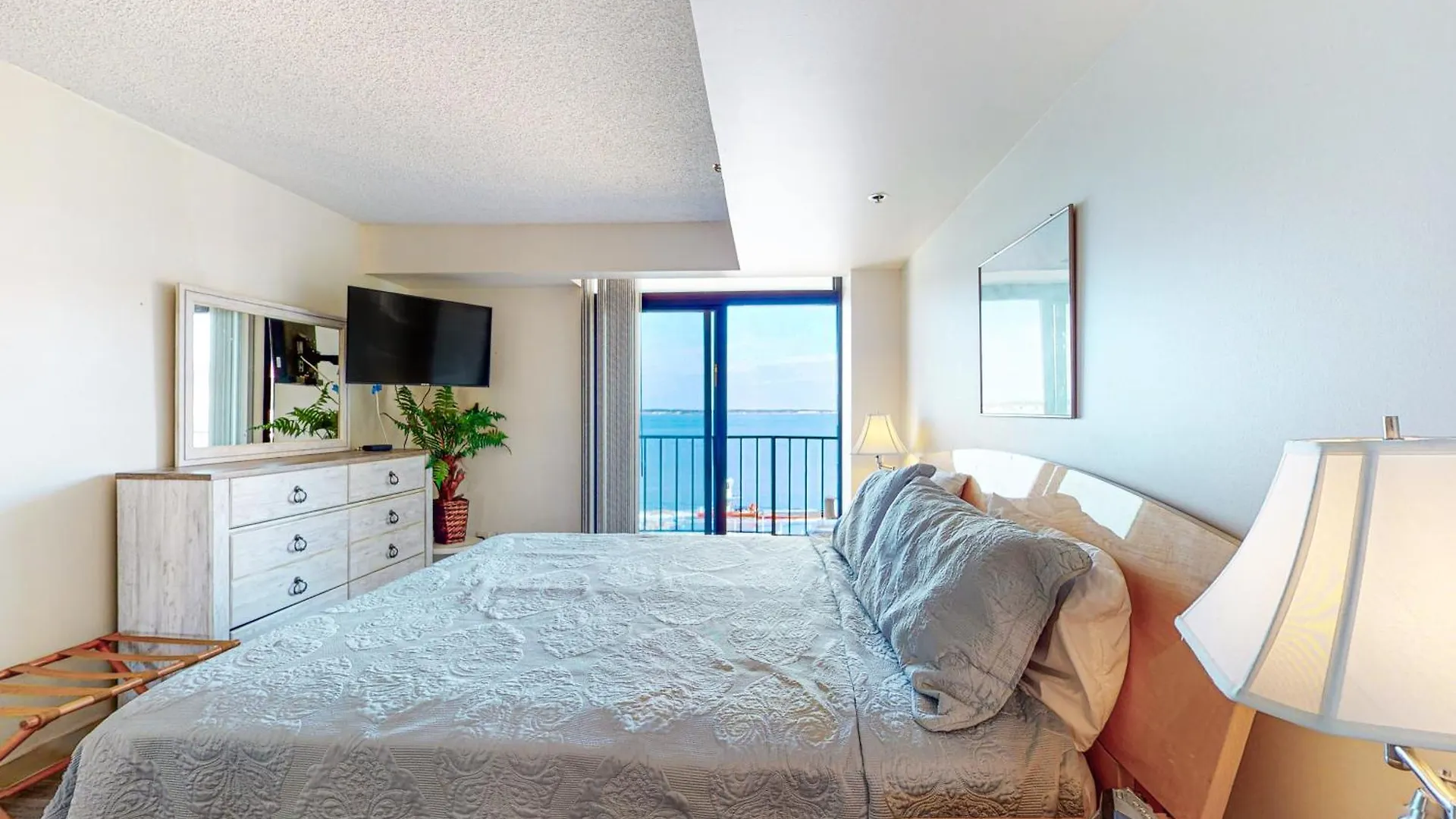 Apartment Pointe On The Bay